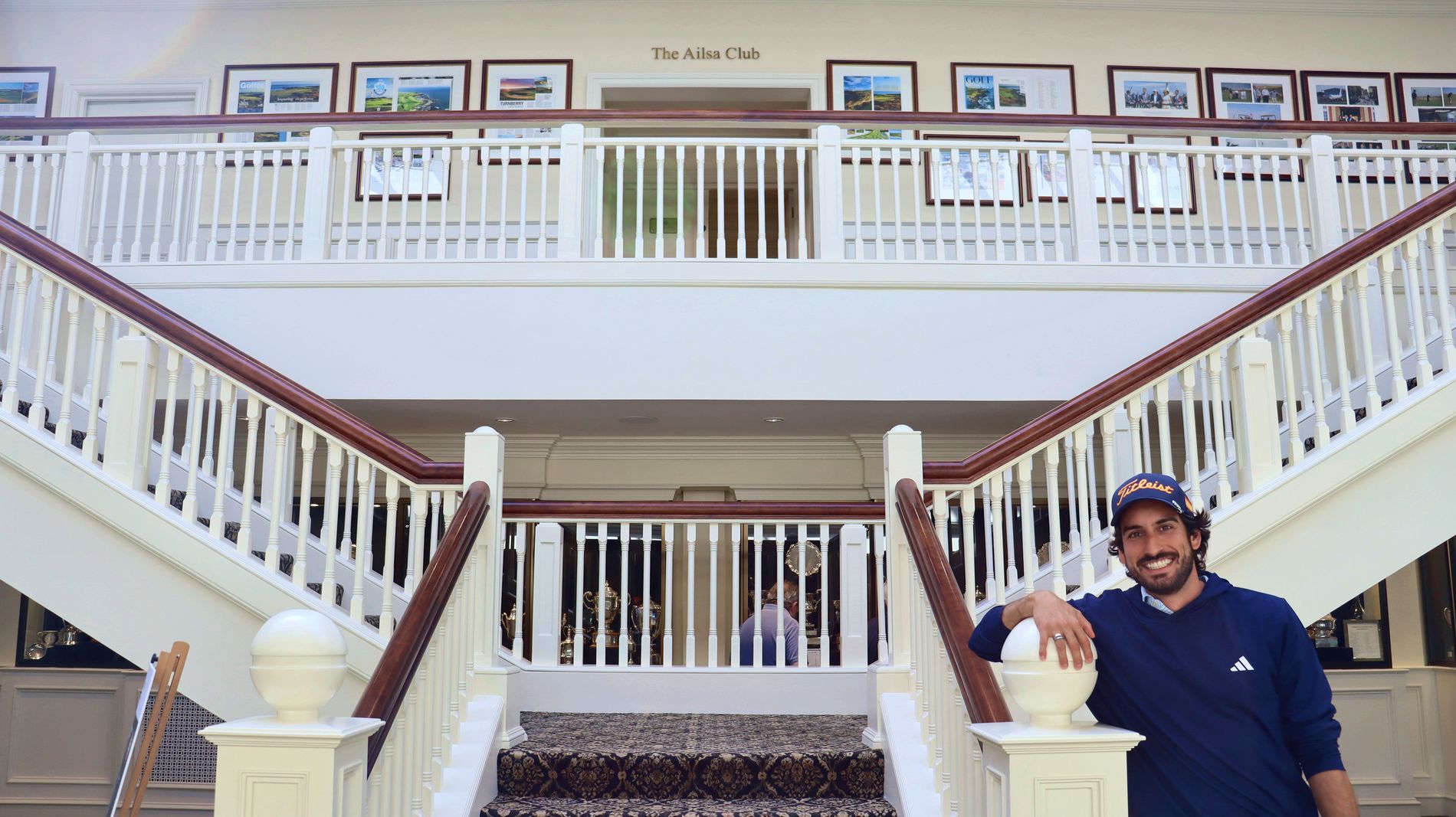 Escalera principal del hotel